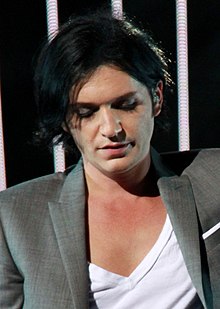 How tall is Brian Molko?
